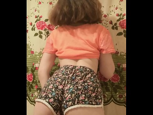 ❤️ Dhallaan yar oo sexy ah oo iska siibaysa surwaalka gaaban ee kamarada ️❌ Galmo ❌